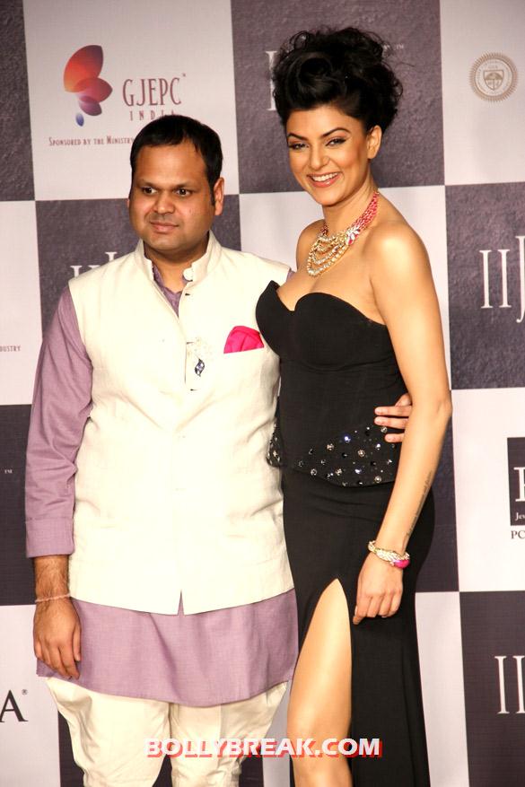 Sushmita Sen with  Birdichand Ghanshyamdas - (5) - Sushmita Sen in Hot Black Dress at IIJW 2012 - Photos