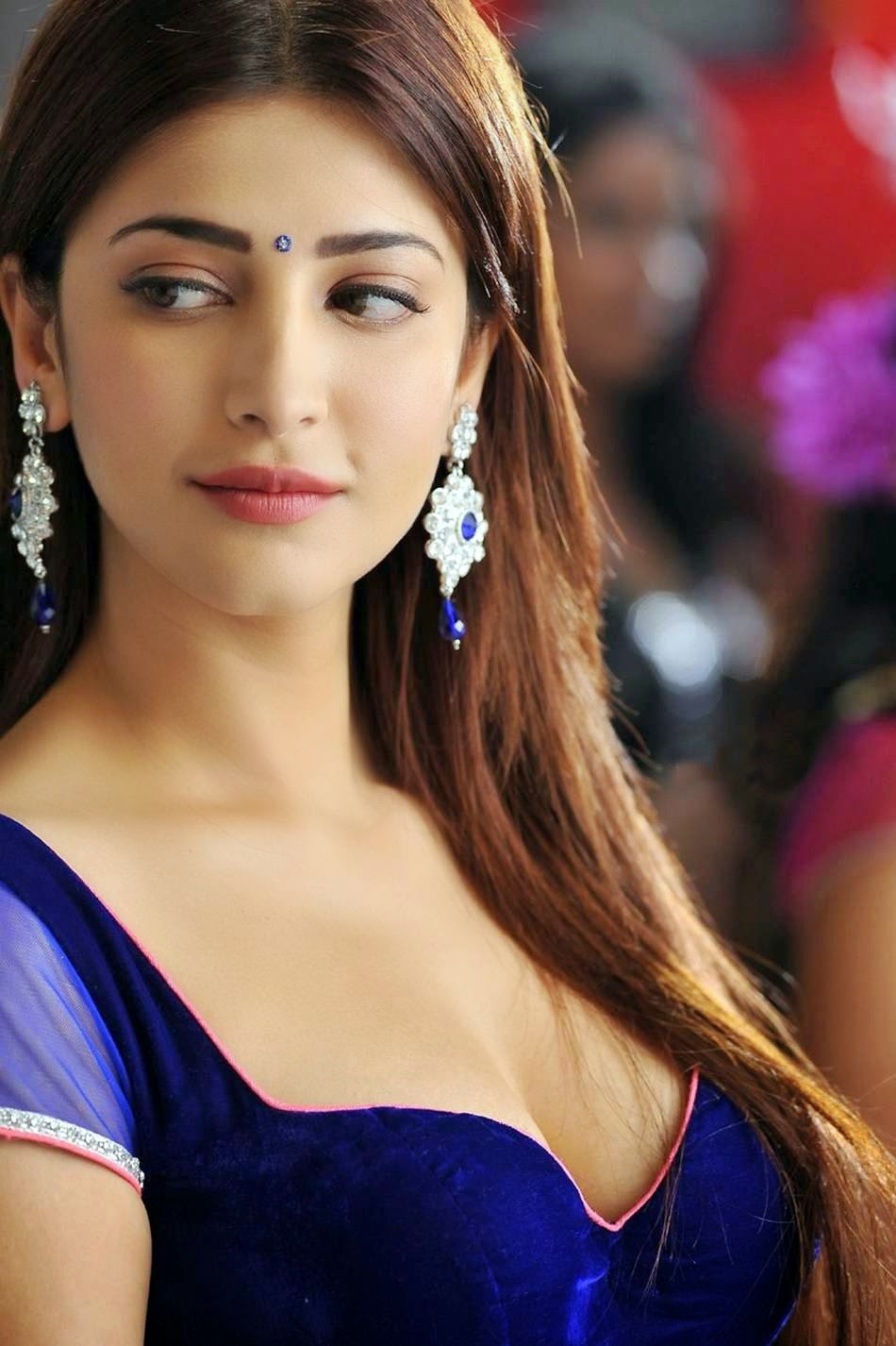 High Quality Bollywood Celebrity Pictures Shruti Hassan Sexiest Cleavage and Navel Show Ever In Pimple Dimple Song From Telugu Film Yevadu