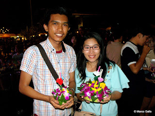 LOY KRATHONG. FLORES EN EL AGUA, BANGKOK. TAILANDIA