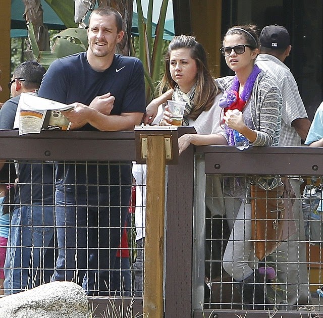 Selena Gomez with her Family at Los Angeles Zoo - Selena Gomez and
