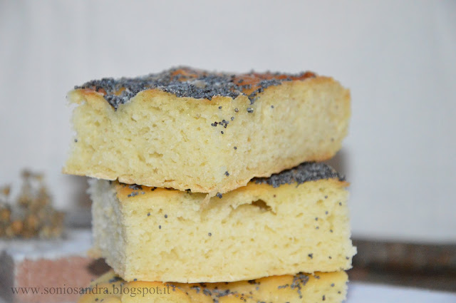 focaccia ai semi di papavero e la mia prima volta........ con lo strutto!