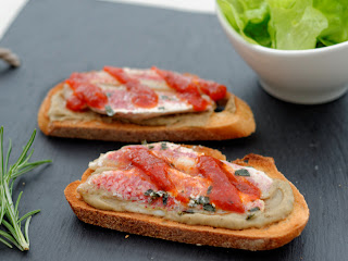 Tartine de caviar d'aubergine et filets de rougets grillés