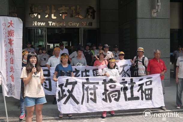 大觀社區居民原本要講述自己家的狀況,但是,一開口就哽咽、眼眶泛紅流淚,完全無法發言。 大觀社區居民原本要講述自己家的狀況,但是,一開口就哽咽、眼眶泛紅流淚,完全無法發言。