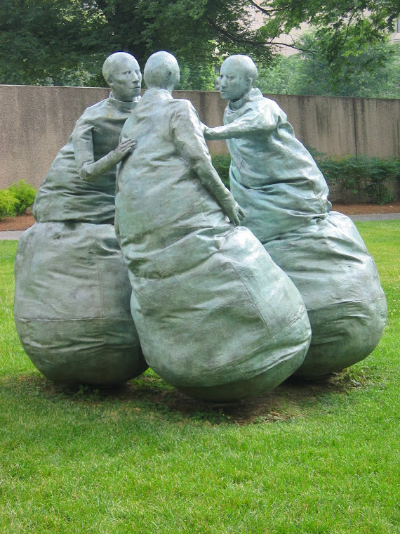 Sculpture Munoz in front of the Hirshhorn Museum