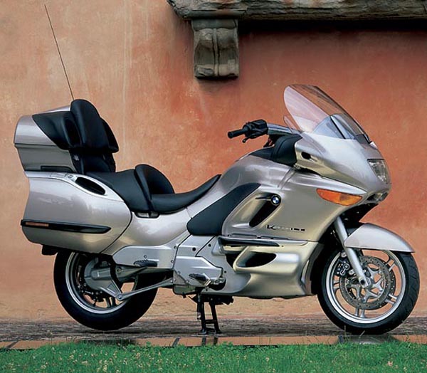 Triumph hace una copia de una BMW | Motociclismo en Biker Garaje