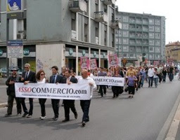 Il grande corteo organizzato da AssoCommercio