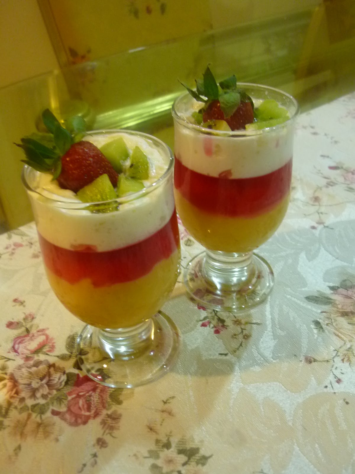 My Life & My Loves . Puding Trifle Strawberry + Longan + Kiwi