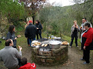 El foc preparat per coure la botifarra i fer les torrades El foc preparat per coure la botifarra i fer les torrades