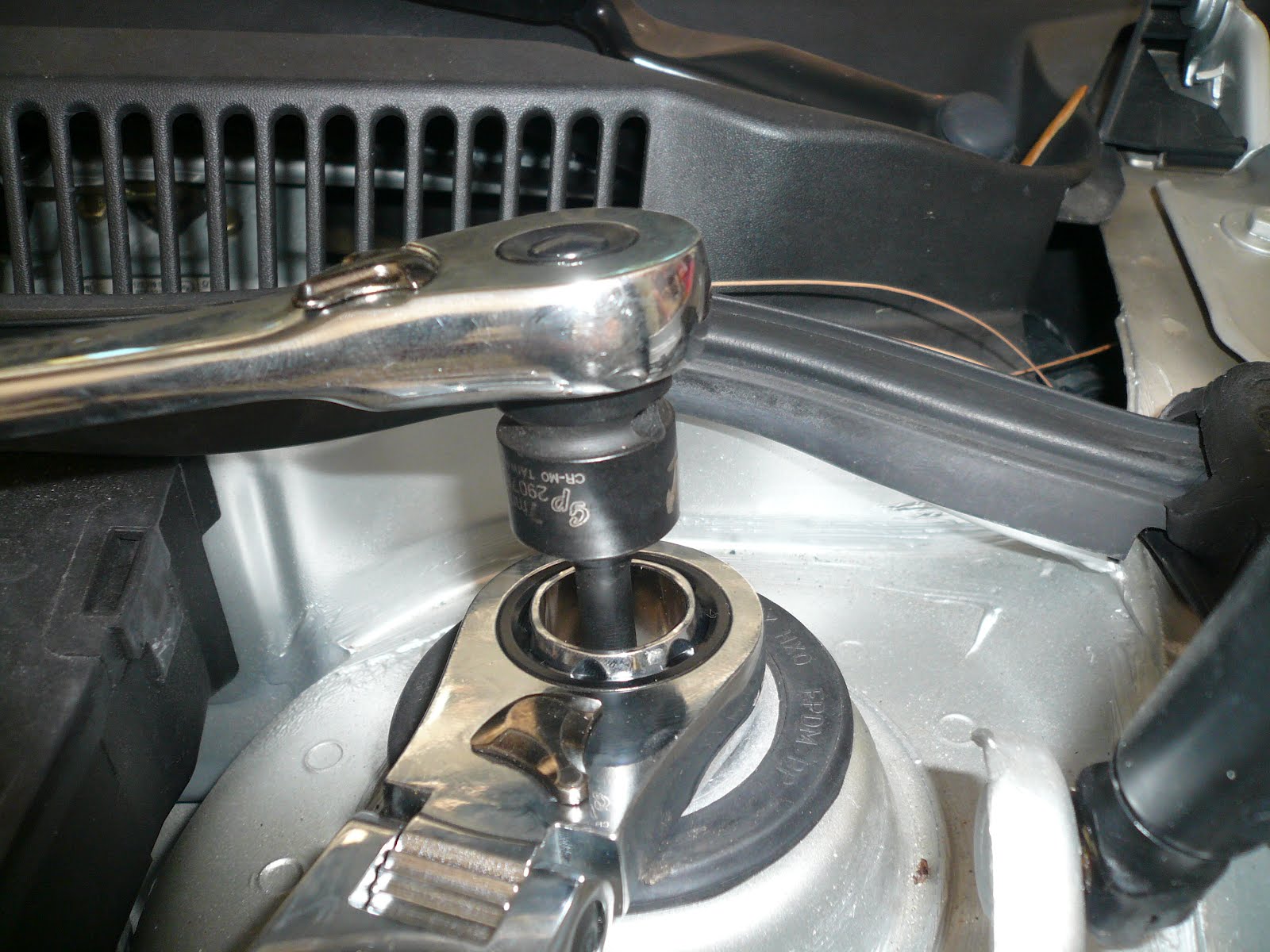 VW Passat Repair How to replace the Strut Mount & Spring Seat on a