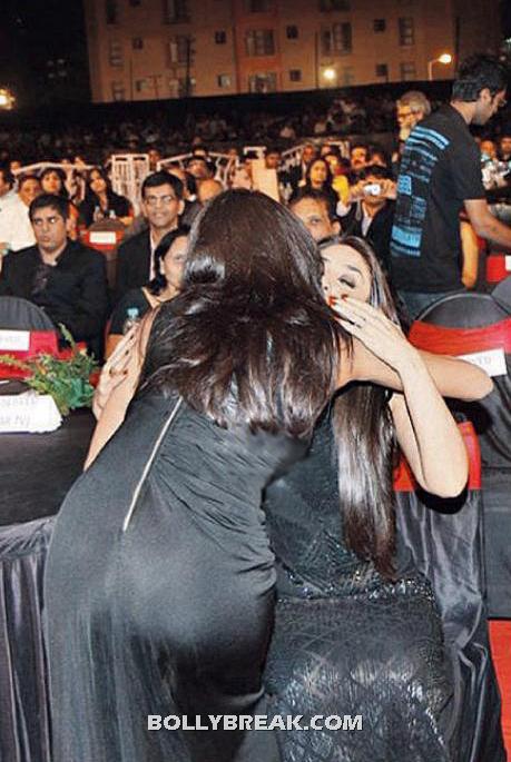 Priyanka Chopra , Kareena Kapoor in Black Dress Hugging each other - Priyanka Chopra Hugging Kareena at the Big Star Entertainment Awards 2011