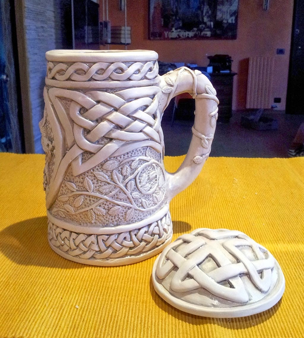 Boccali per birra o vino in stile celtico o vichingo. celtic or viking beer  cups