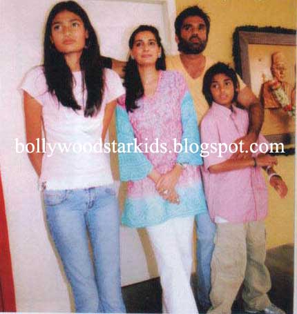 sunil with children wife - Athiya , manna - (4) - Athiya shetty Pics - Sunil Shetty Daughter