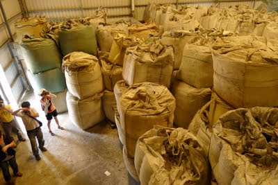 燕巢倉庫堆滿廢鋁渣(圖/台南社大提供) 燕巢倉庫堆滿廢鋁渣(圖/台南社大提供)