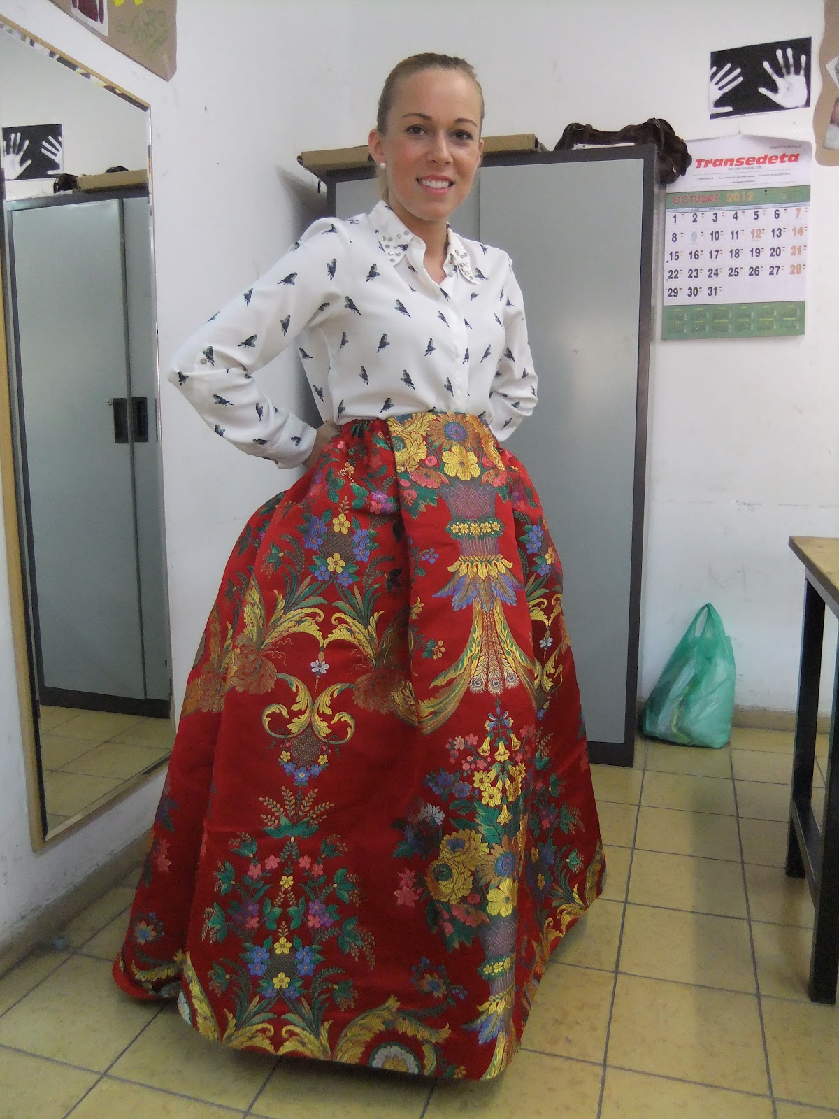 ENTRE TELAS ADELANTANDO LOS TRAJES DE FALLERA