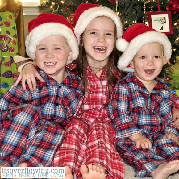 Kids in Pajamas on Christmas Eve {Holiday Photo Tips & Ideas}