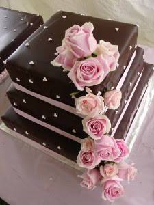 Sencillez  y  elegancia en una torta  de  chocolate  con  rosas naturales.
