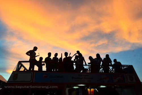 Menyanyi di atas bustram semarjawi