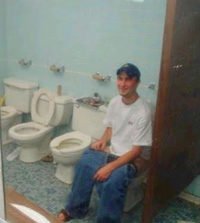 Men on the toilet: Guys on the toilet