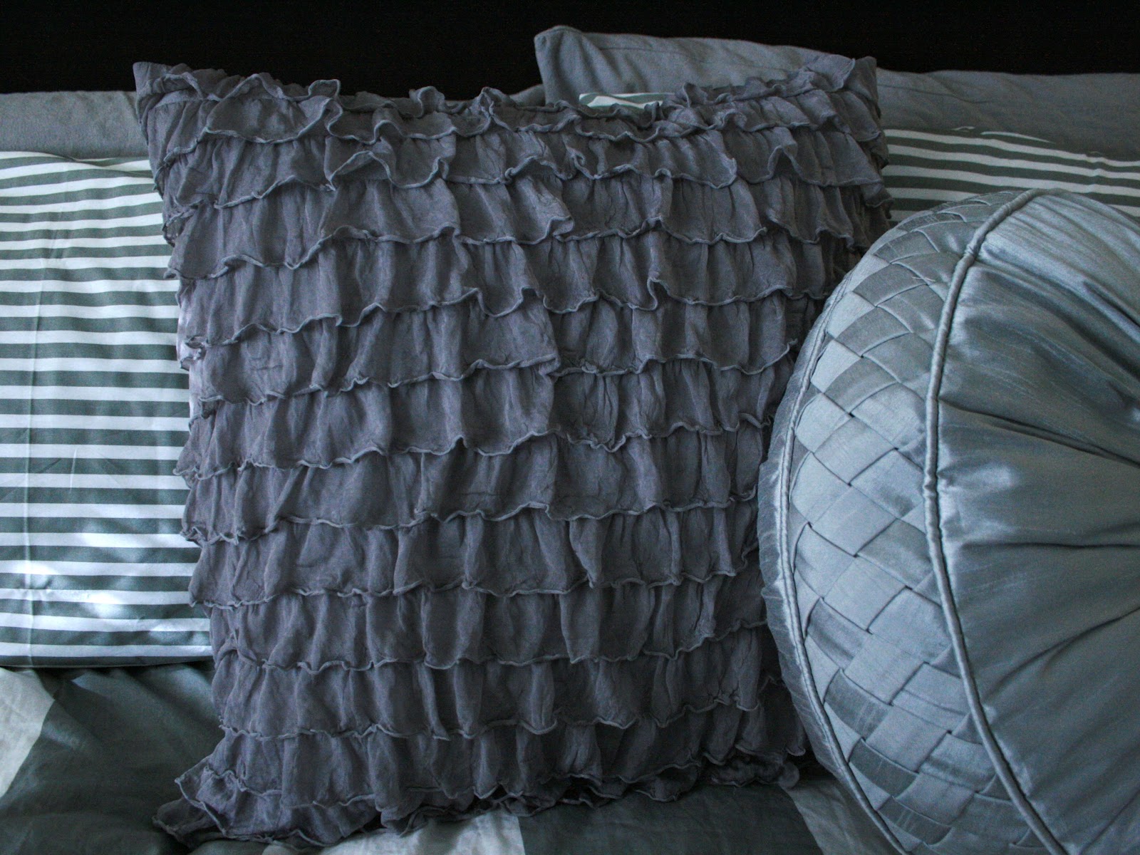 A Durable Quality Ruffle Pillow Tutorial Create Enjoy