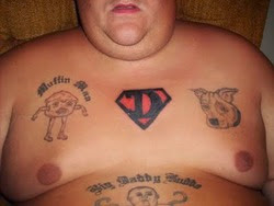 tatuajes feos de un obeso en el pecho