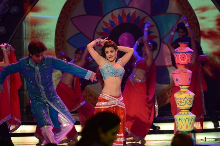 Amisha Patel hot dance - Amisha Patel Dance Performance Apsara Awards 2012