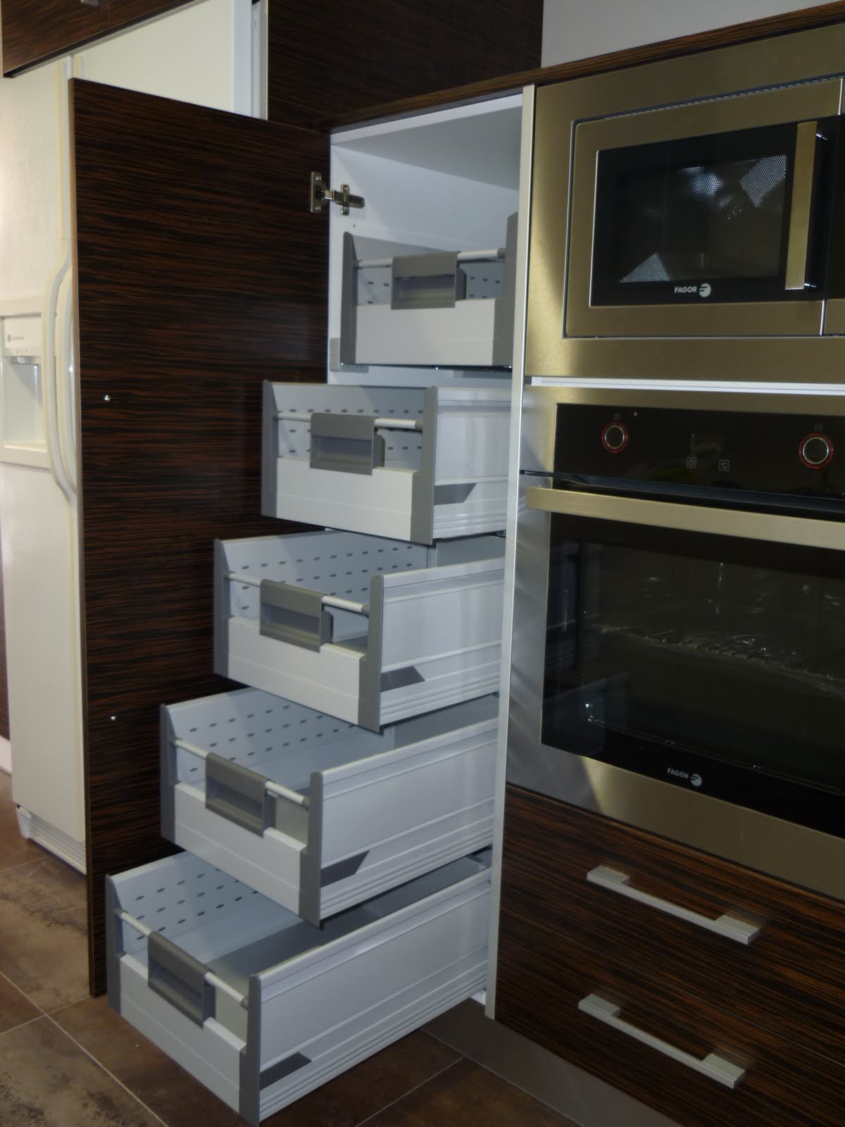 COCINA II Pergamón Brillo y Ebano | Terral muebles a medida y tarimas