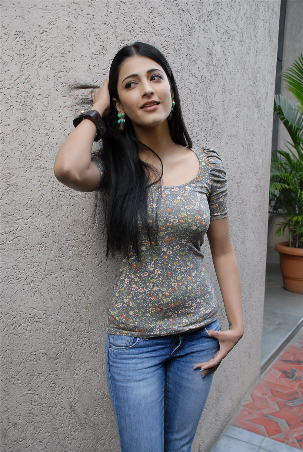 High Quality Bollywood Celebrity Pictures: Shruthi Haasan Hot Boobs