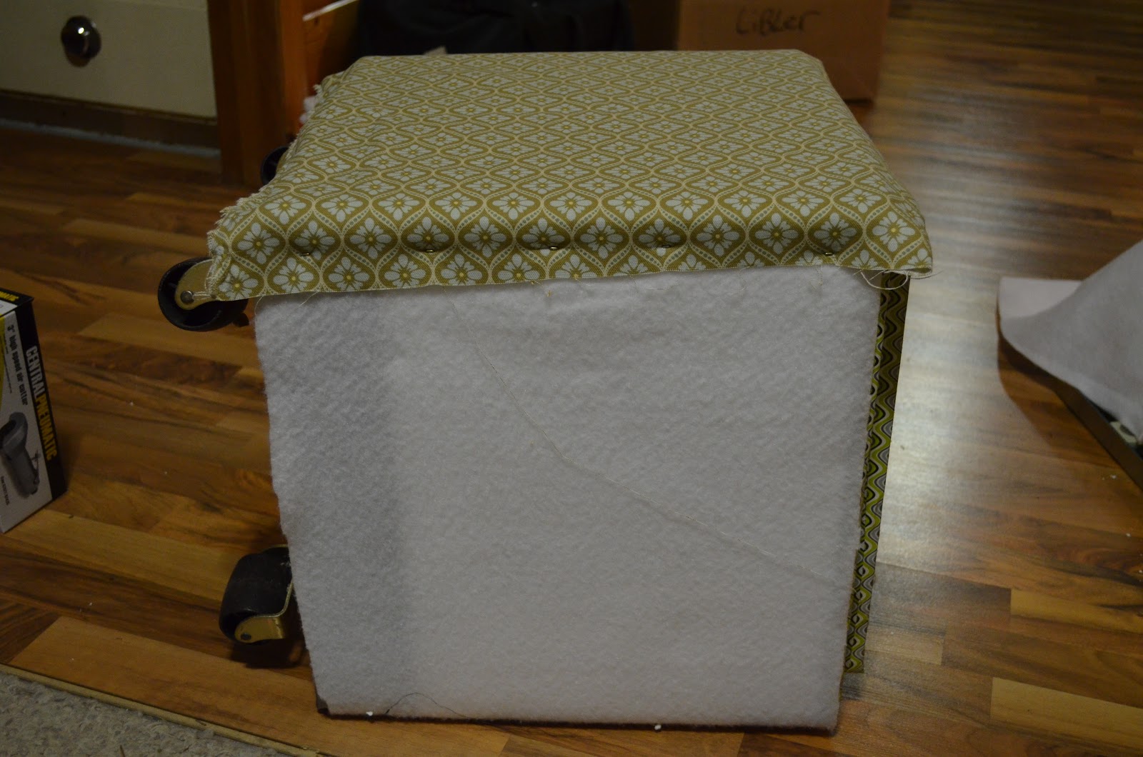 MacGIRLver How to Make an Ottoman/End Table From a Styrofoam Cooler