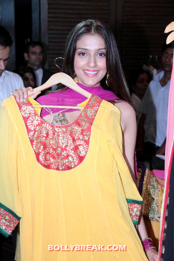 Aarti Chabria - (11) - Aarti Chabria in Hot Punjabi Suit - 2012 Event