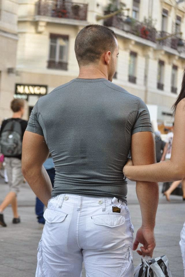 Короткие шорты не скрывают стояк мужика фото