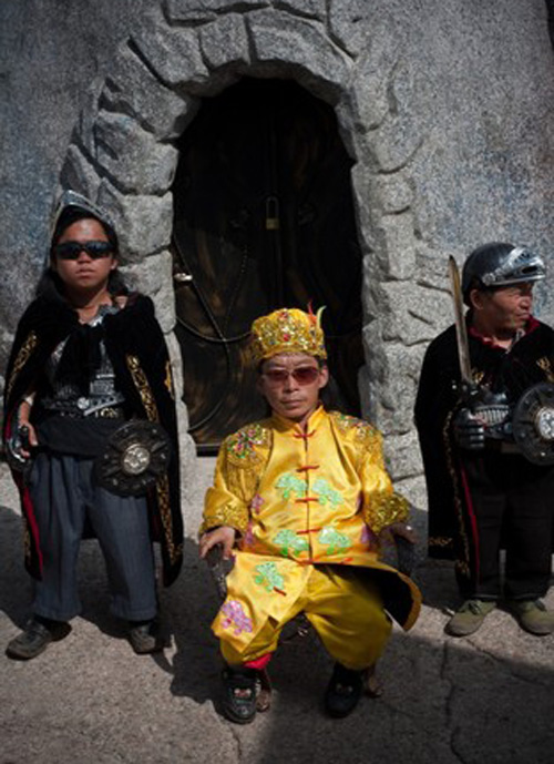 نقره لتكبير أو تصغير الصورة ونقرتين لعرض الصورة في صفحة مستقلة بحجمها الطبيعي