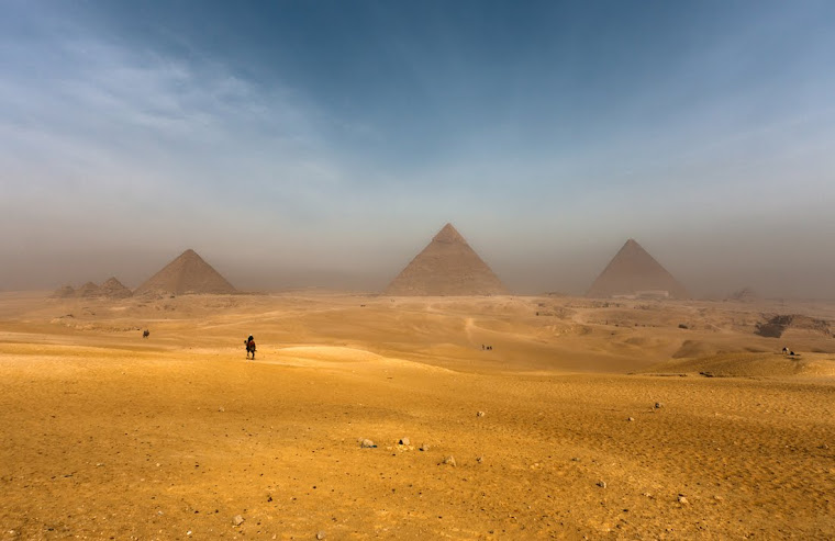 16. Great Pyramids - Giza ; Egypt
