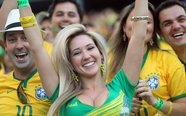 Vòm ngực quyến rũ trên khán đài World Cup