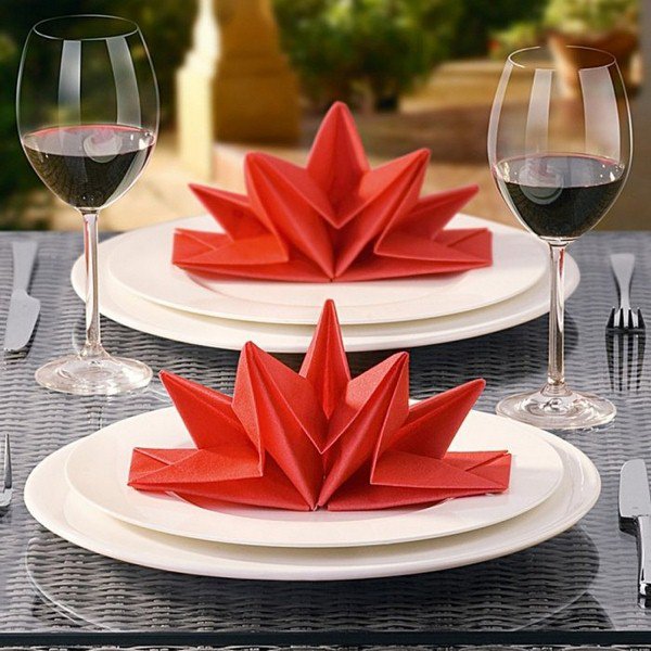 25 Beautiful Examples of Napkin Folding Fine Art and You