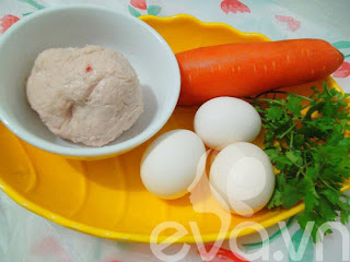 Thơm ngon trứng cuộn giò sống