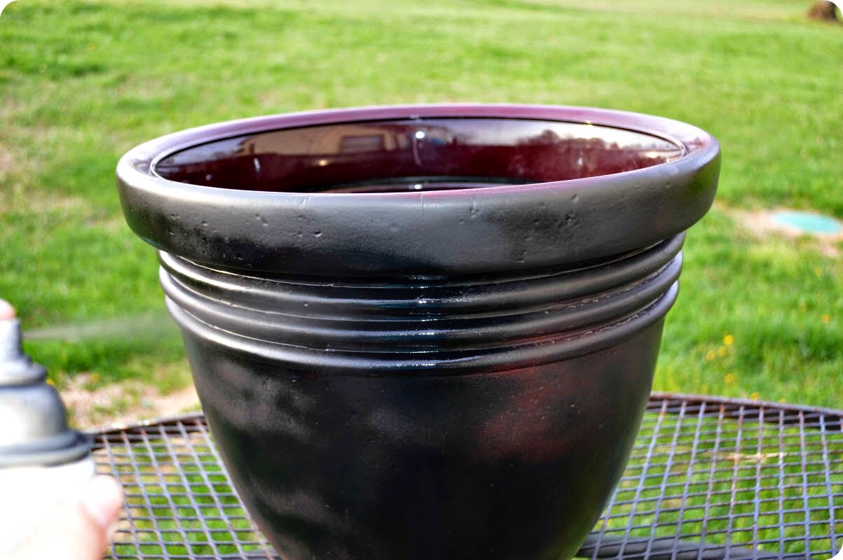 Mrs. Do It Herself Spray Painting Outdoor Planters