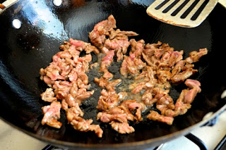 Cách làm cơm rang thịt bò kim chi siêu ngon3