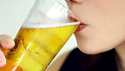 1-Giảm đau khớp chỉ với 3 - 4 cốc bia mỗi ngày với phụ nữ