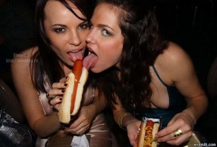 girls_eating_hot_dogs_26.jpg