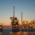 Barril de petróleo cierra en baja y precios caen casi a la mitad en 2014