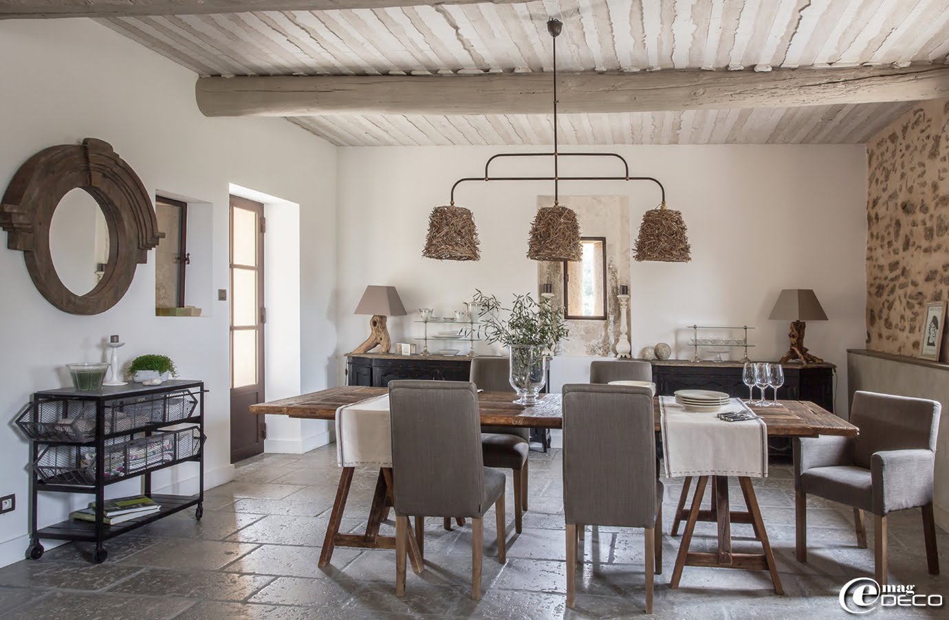 Salle à manger de la maison d'hôtes de charme 'La Bergerie de Nano', miroir oculus 'Maisons du Monde' et desserte métallique à roulettes 'Athezza', buffets 'Flamant', lampes avec pied en bois d’olivier, boutique 'L’Harmonie des Sens' à Beaumes-de-Venise