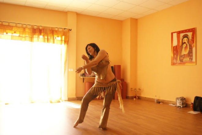 fotos de annavi bailando en el taller de aisa lafour en el bellyshinin