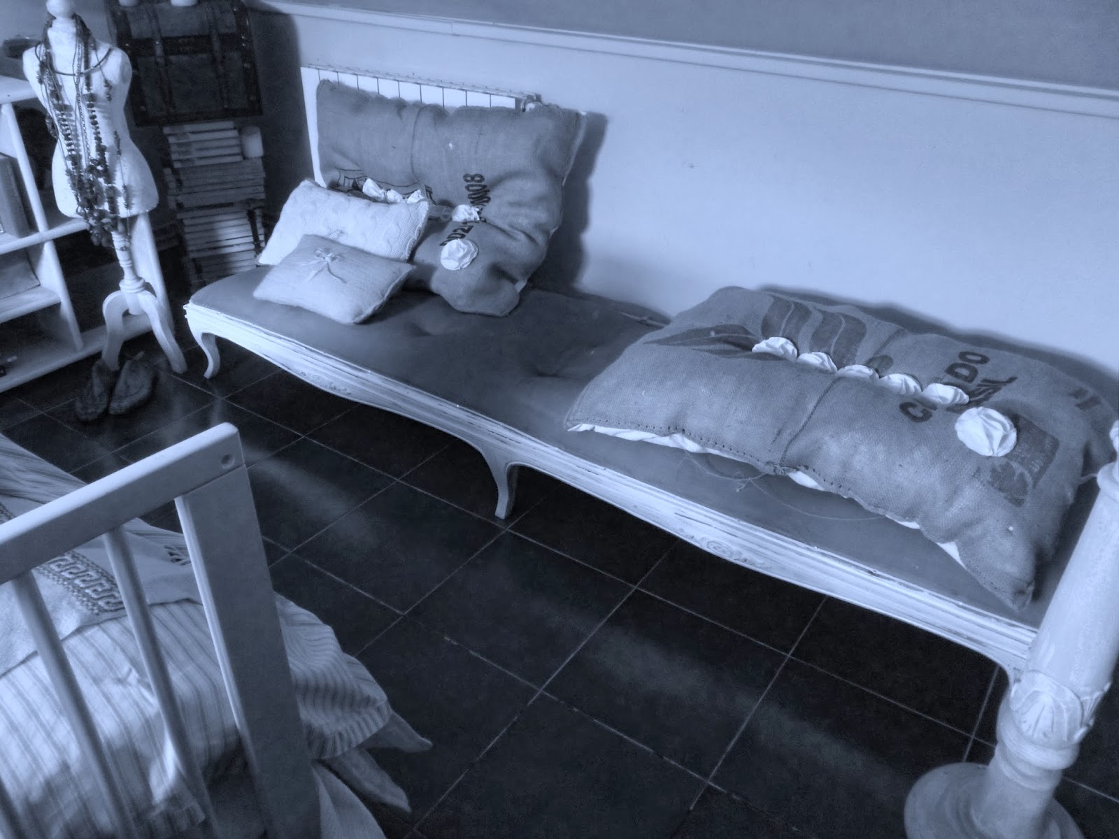 aserrín-aserrán: Patas de un armario convertido en tumbona.