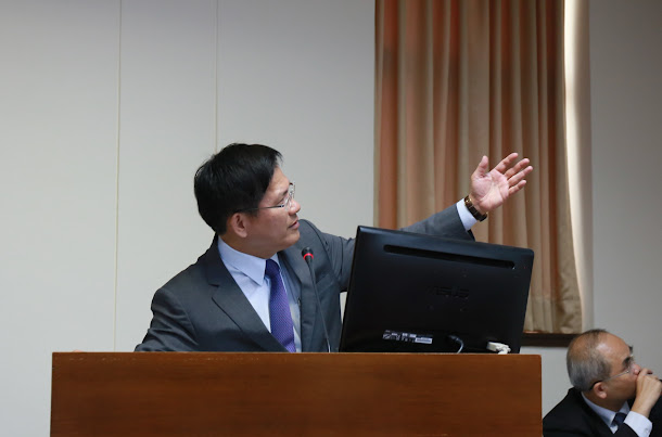 17日上午台中市長林佳龍代表中部四縣市首長,到立法院出席前瞻基礎建設公聽會時指出,中部地區目前僅有一條捷運正在興建,是台灣區域不均衡發展的表現。 17日上午台中市長林佳龍代表中部四縣市首長,到立法院出席前瞻基礎建設公聽會時指出,中部地區目前僅有一條捷運正在興建,是台灣區域不均衡發展的表現。