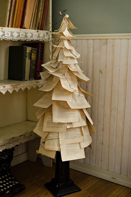 Árvore de Natal feita com Páginas de Livros Árvore de Natal feita com Páginas de Livros