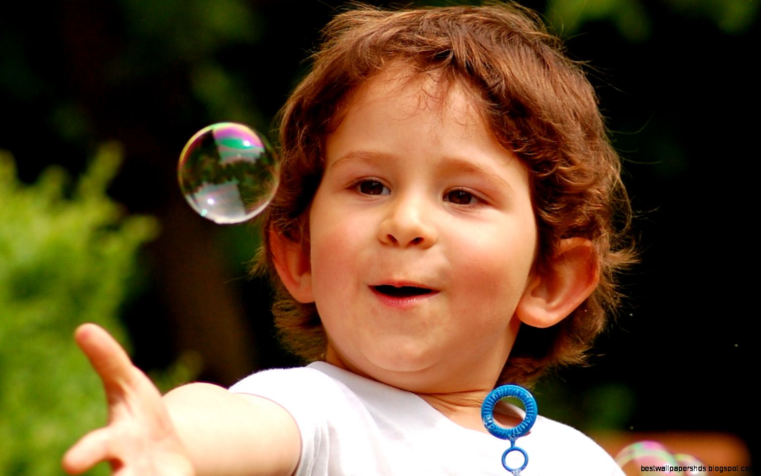 Happy Child Touching Bubble Wallpapers 1680x1050 435961 Happy Child Touching Bubble Wallpapers 1680x1050 435961