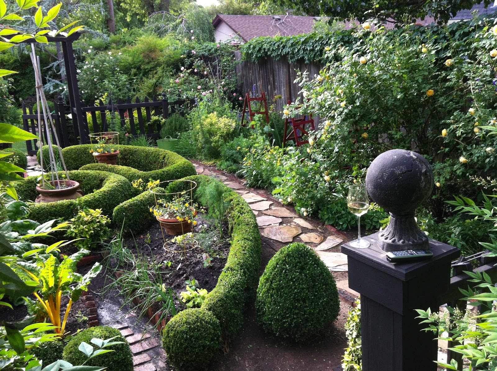 P O T A G E R: Small Garden Tour and Shrubs as Groundcover