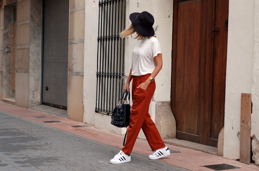 hat and adidas superstar street style