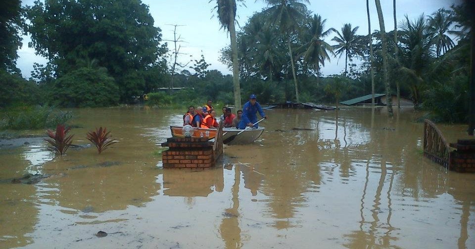 Civil Defence of Malaysia ( CDEF ) Kes banjir di Dipang. JPAM Telok