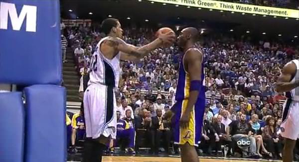 Kobe Bryant doesn't flinch as Matt Barnes throw ball on his face